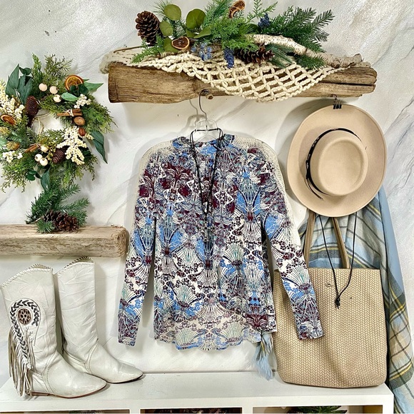 Free People Tops - FREE PEOPLE New World Printed back Keyhole High Low Top w Lace Sleeve Detailing